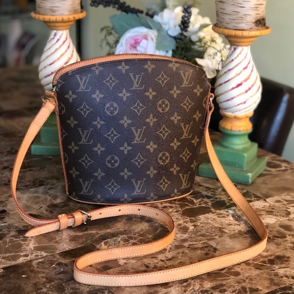 Louis Vuitton Handbags - AUTH Louis Vuitton Drouot Crossbody EXCELLENT COND